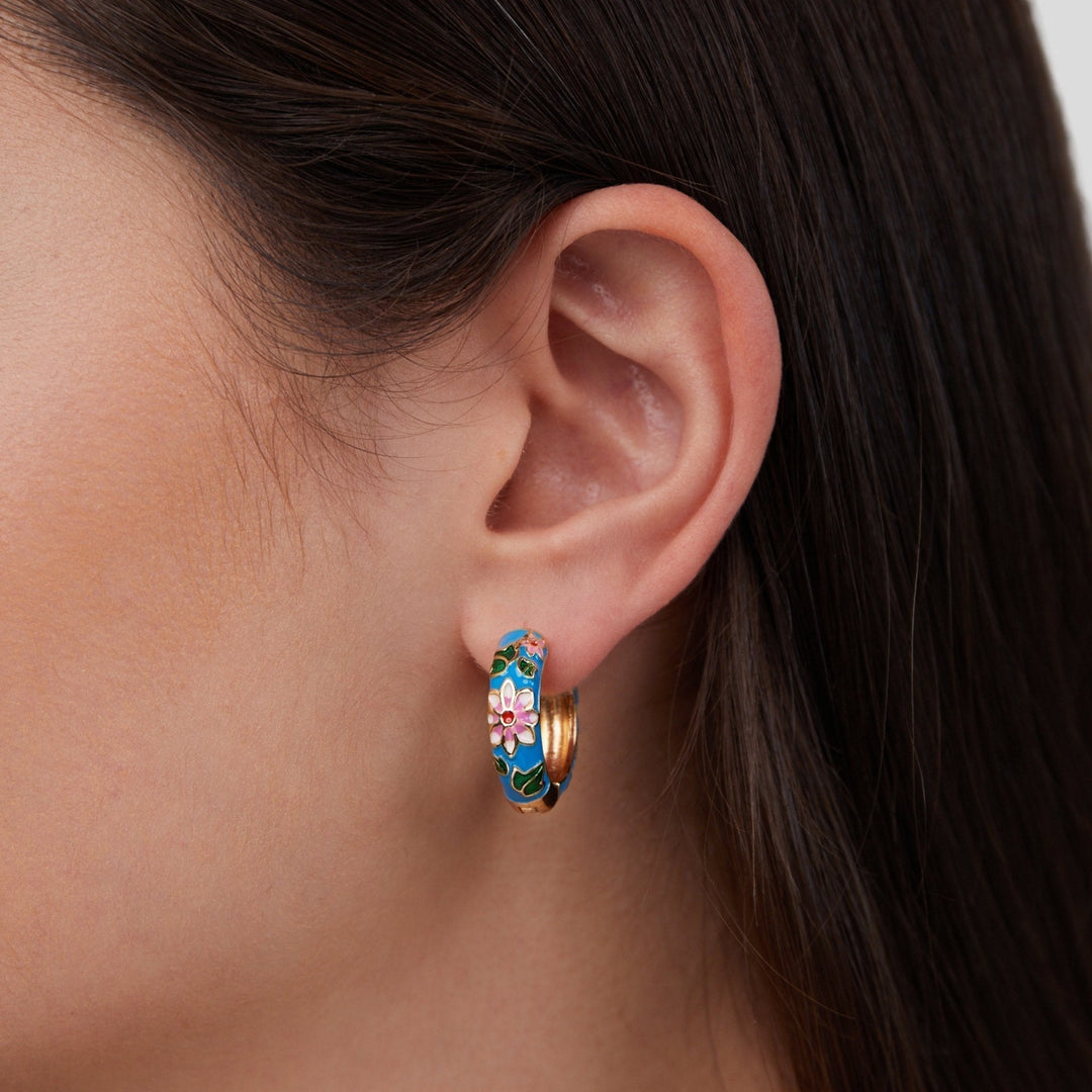 DELACROIX | BOUCLES D’OREILLES EN CERCLE DORÉ AVEC FLEUR